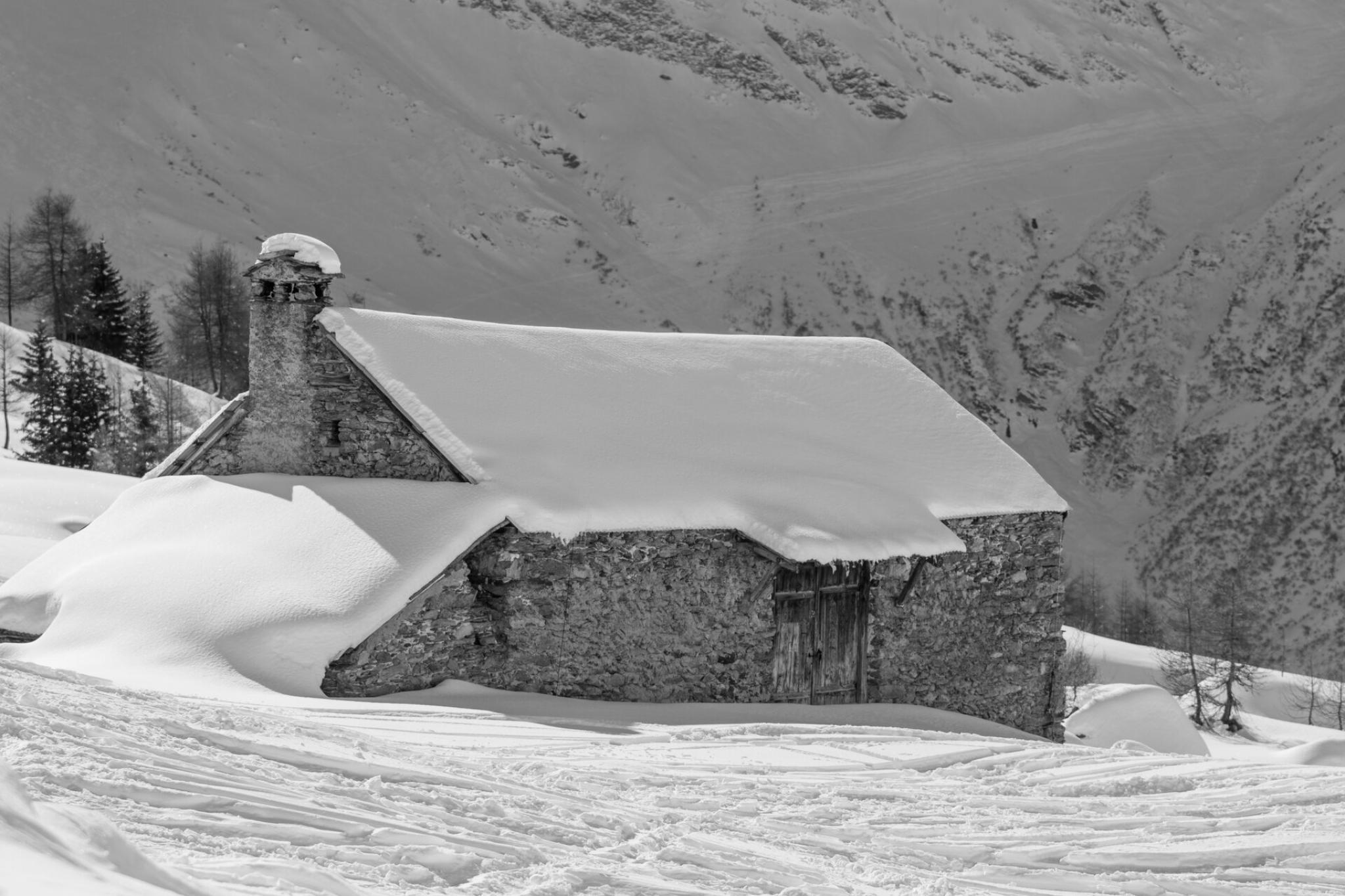 Mazot savoyard sous la neige